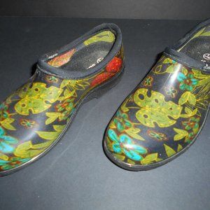Sloggers Size 8 Shiny Vinyl Clogs with Lug Sole.